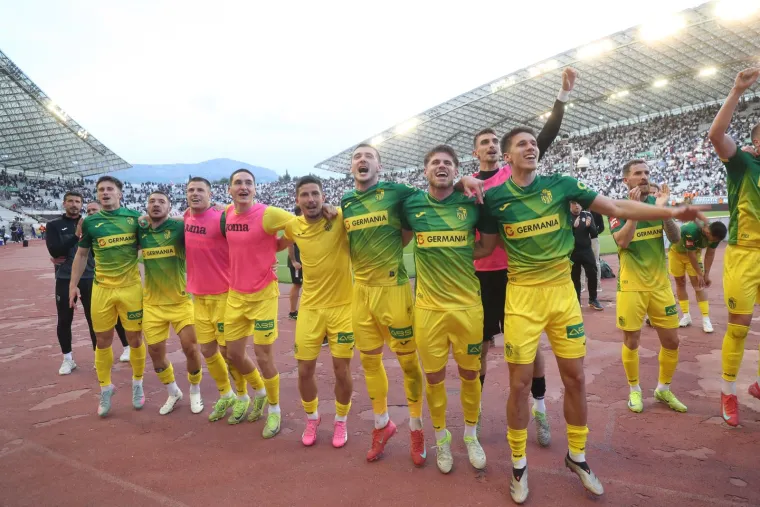 Hajduk je u završnici pokušao spasiti bod brojnim ubacivanjima u kazneni prostor, ali iz nastalih gužvi nije uspio poentirati.
