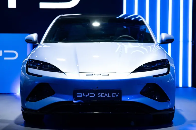 Osnovan 1994. godine, BYD je jedini proizvođač vozila nove energije koji je razvio vlastite pogonske sustave, baterije, poluvodiče za automobile te motore i sustave za upravljanje motorima.