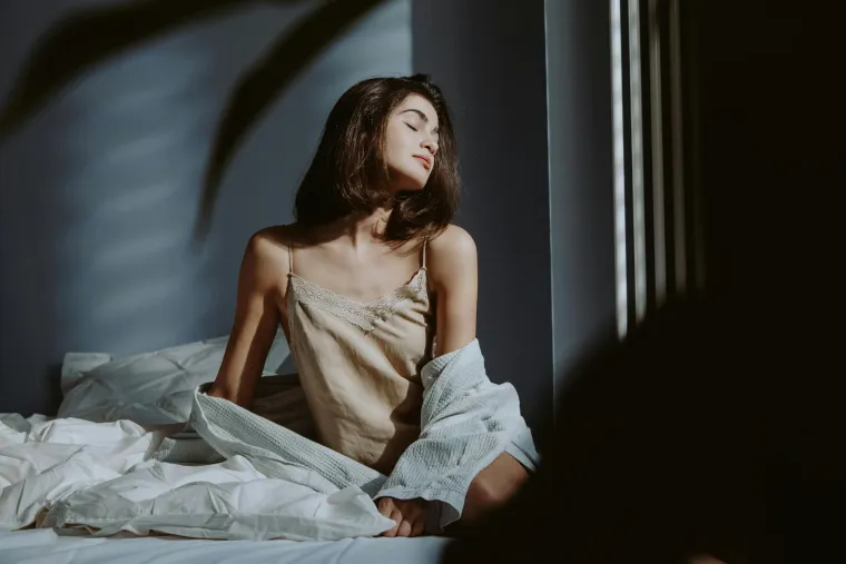 
29. Slijedite dobre rutine buđenja i spavanja: Neki od najupečatljivijih trenutaka u na&scaron;im danima su neposredno prije spavanja i odmah nakon buđenja. Važno je pridržavati se jutarnjih i večernjih rutina koje minimaliziraju tjeskobu ili uzbuđenje kako biste imali najbolju priliku za izbjegavanje disanije. 