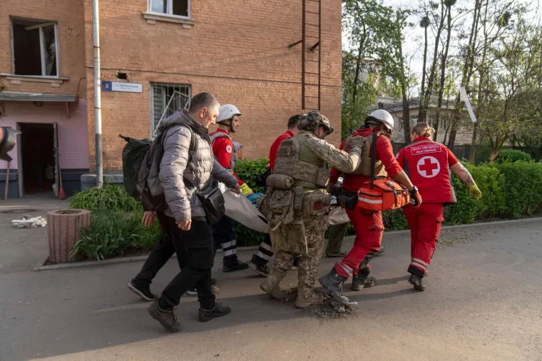 Slike objavljene na Telegramu prikazuju spasilačke timove kako rade s reflektorima, oprezno se krećući kroz hrpe ruševina i penjući se ljestvama duž pročelja zgrada. Policija je išla od stana do stana kako bi utvrdila što je sa stanarima.