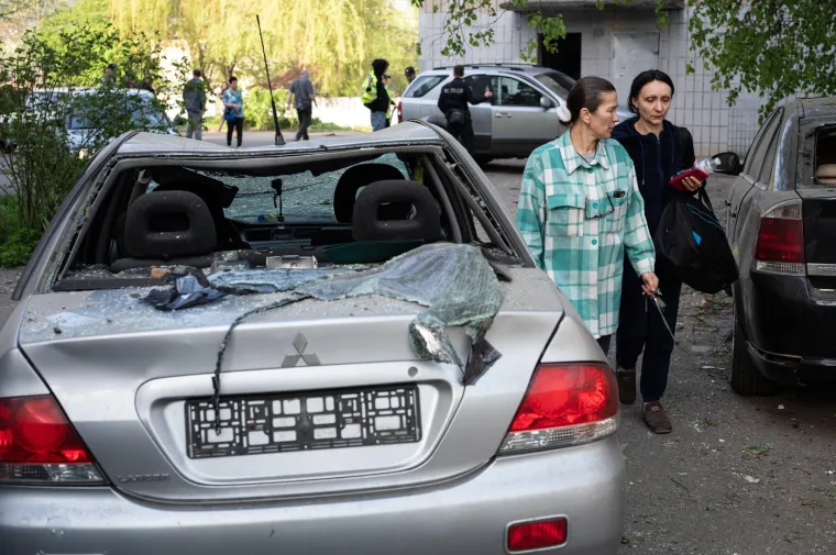 Požari su izbili u garažama, upravnim zgradama, a metalni komadi koji su padali pogađali su u vozila.