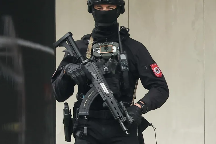 Na društvenim su se mrežama pojavile snimke kratke rasprave inspektora SIPA-e i entitetskih policajaca tijekom koje se mogla čuti poruka &quot;Ovdje ga nećete hapsiti&quot;.