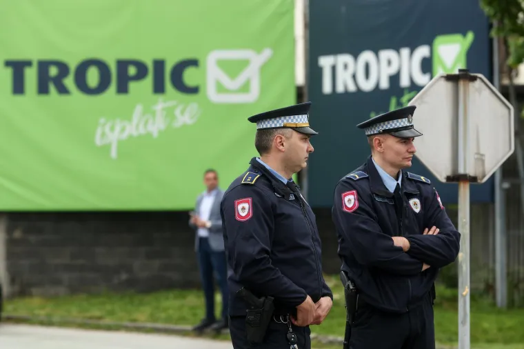 Oporba je pozvala Tužiteljstvo BiH da pokrene kazneni postupak i protiv odgovornih u MUP-u RS zbog sprječavanja uhićenja Dodika. 