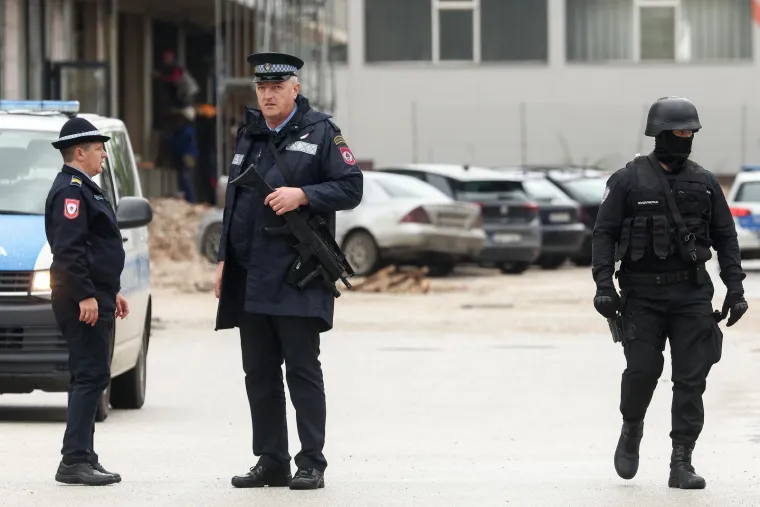 Neuspjeli pokušaj privođenja Dodika bio je prvi otkako je za njim raspisana tjeralica dok Stevandića i Viškovića do sada nitko nije ni pokušao uhititi. Stevandić i Dodik uz to su u nekoliko navrata putovali u inozemstvo a do sada nije pojašnjeno kako su uspjeli prijeći granicu BiH.