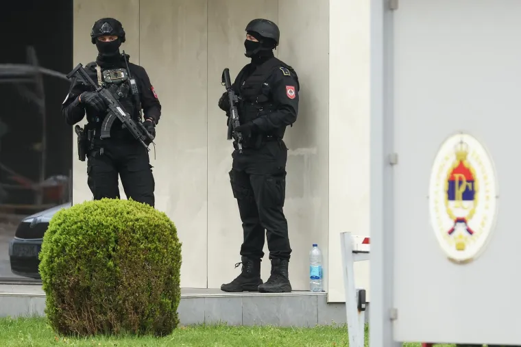 Duge cijevi i opaki momci: Naoružani specijalci čuvaju Milorada Dodika