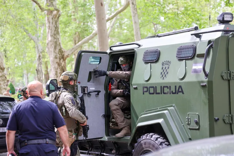 Skupina je dovedena iz Remetinca pod jakim osiguranjem i to u blindiranom vozilu, a pod budnim okom ih je pratila policija u pancirkama i s dugim cijevima. 