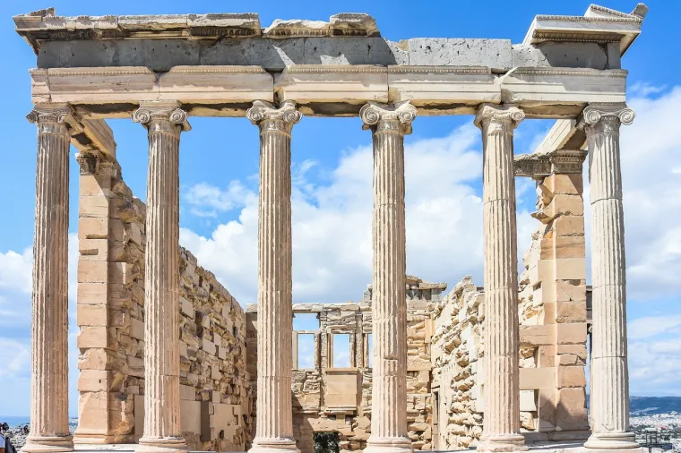 Krenite u obilazak kultne Akropole koja je prilagođena djeci. Zatim, posjetite Muzej Akropole i Nacionalni arheološki muzej, koji oživljavaju grčku povijest i mitologiju za djecu s nizom fascinantnih artefakata, interaktivnih izložaka i obiteljskih radionica. Također, posjetite zabavni park &quot;Allou! Fun Park&quot;, uživajte u panoramskom pogledu dok se vozite žičarom Mount Lycabettus, a na raspolaganju su vam i jednodnevni izleti u Delfe. Učinite razgledavanje Atene lakim i zabavnim uz obilazak otvorenim autobusom.