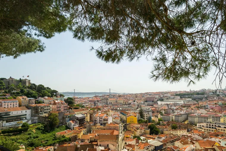 2. Lisabon (Portugal) - Šarene ulice, povijesni šarm i opuštena atmosfera Lisabona čine ga savršenim za obiteljske avanture. Istražite mjesto svjetske baštine UNESCO-a Jeronimitski samostan, gdje djeca mogu otkriti skrivena dvorišta i uživati ​​u pikniku u slikovitim vrtovima. Pogledajte morske pse, puffine, morske vidre i još mnogo toga u Oceanario de Lisboa, jednom od najvećih europskih akvarija. Zatim zakoračite u prošlost, pretvarajte se da ste vitezovi i uživajte u zadivljujućem pogledu na grad u Dvorcu Sv. Georga.