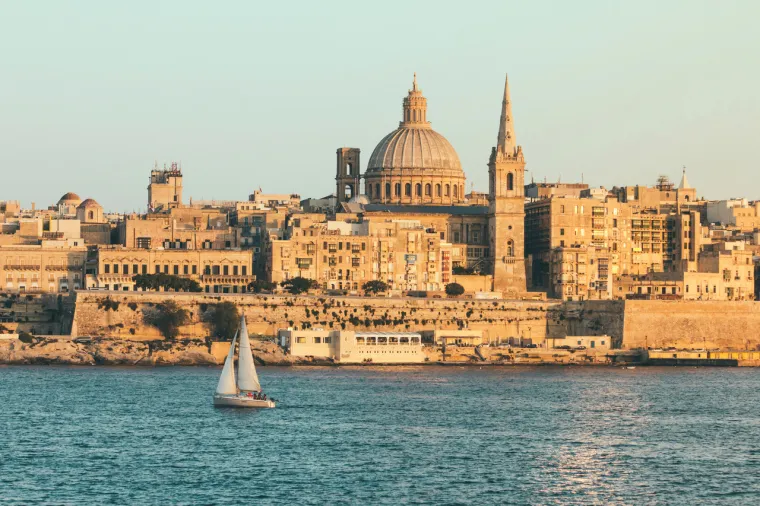 3. Valletta (Malta) - Glavni grad Malte, mali je, slikoviti i drevni grad, savršen za obitelji koje žele istraživati ​​opuštenim tempom. Saznajte više o bogatoj pomorskoj baštini Vallette u tvrđavi St. Elmo. Ako se tamo nađete oko podneva ili 16 sati od ponedjeljka do subote, vidjet ćete (i čuti) pucanje iz topova. Također, možete gledati kako se morski psi hrane u Malteškom nacionalnom akvariju ili otići na izlet brodom do Blue Grotto spilje ili otoka Gozo. Na kraju dugog dana, djeca imaju dovoljno prostora za trošenje energije u Upper Barrakka vrtovima dok vi uživate u zadivljujućem pogledu na luku.