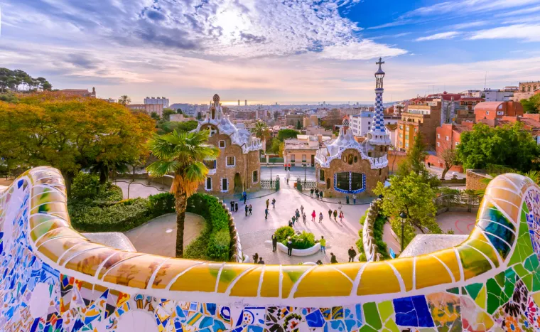 4. Barcelona (Španjolska) - U ovom gradu imate sve: plaže, muzeje i dobru hranu. To je užurban, umjetnički i uzbudljiv grad, pun stvari koje možete vidjeti i raditi za cijelu obitelj. Čak će i djeca biti zadivljena remek djelom arhitekta Antonija Gaudíja, poznatom bazilikom Sagrada Familia koja oduzima dah u središtu Barcelone. Posjetite dječje igralište u neobičnom i zabavnom parku Güell i uživajte u njegovim šarenim mozaicima, fantastičnim građevinama i panoramskom pogledu na grad. Nakon napornog dana uputite se na plažu Barceloneta da se opustite, veslate i istražite šetnicu uz more.