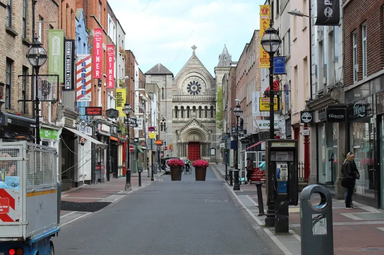 6. Dublin (Irska) - Živopisne ulice Dublina vrve glazbom, poviješću i irskim šarmom. Istražite bogatu prošlost grada u dvorcu Dublin Castle, otkrijte impresivne, interaktivne izložbe u muzeju koji je posvećen irskoj mitologiji i legendama o leprechaunima (irskim vilenjacima) National Leprechaun Museum. Kad vam je dosta povijesti, uputite se u zoološki vrt u Dublinu da vidite slonove, pingvine i crvene pande ili u park St. Stephen&apos;s Green, gdje djeca mogu hraniti patke i igrati se na igralištu.