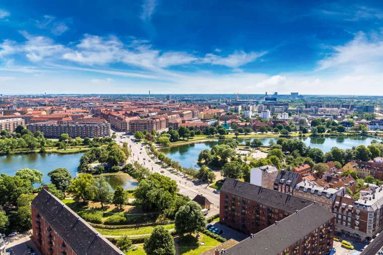 7. Kopenhagen (Danska) - To je šarmantan i čist grad poznat po kanalima, predanosti održivosti i opuštenoj atmosferi. Jedna od njegovih glavnih atrakcija je Tivoli Gardens, povijesni zabavni park za koji se tvrdi da je bio inspiriranija za Disneyland. Uz nježne vrtuljke za mališane i uzbudljive vožnje za tinejdžere željne uzbuđenja, on pruža čarobno iskustvo, pogotovo kad je osvijetljen noću. Uživajte u piću i kolačima u četvrti Nyhavn dok se divite šarenim kućama na obali kanala, zatim krenite na vožnju kanalima kako biste vidjeli grad iz druge perspektive.