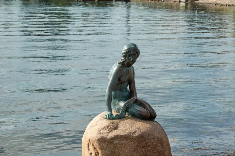 Djecu će zasigurno oduševiti kip Male sirene, Zoološki vrt i svježa danska peciva iz lokalnih pekara. Kopenhagen je poznat po tome da je prijateljski nastrojen za bicikliste te ima posebne biciklističke staze po cijelom gradu. Obitelji sa starijom djecom mogu unajmiti bicikle da ga istražuju.