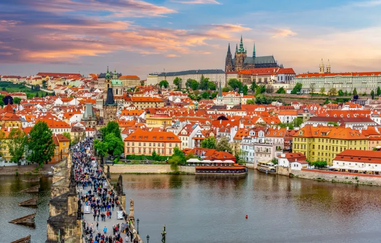 8. Prag (Češka) - Zadivljujuća bajkovita arhitektura, srednjovjekovni šarm i povoljne cijene Prag čine popularnim odredištem za jeftin obiteljski odmor. Praški dvorac je mjesto za sve uzraste koje morate posjetiti. To je najveći drevni kompleks na svijetu, koji sadrži zapanjujuće palače i vrtove. Uživajte s djecom u vožnji uspinjačom uz brdo Petřín, istraživanju Praškog zoološkog vrta i gledanju eksponata u muzeju maketa željeznice Království železnic (Kraljevstvo željeznica). Ako želite nešto jedinstveno, posjetite Muzej fantastičnih iluzija ili naučite nešto o srednjovjekovnoj alkemiji u muzeju Speculum Alchemiae.