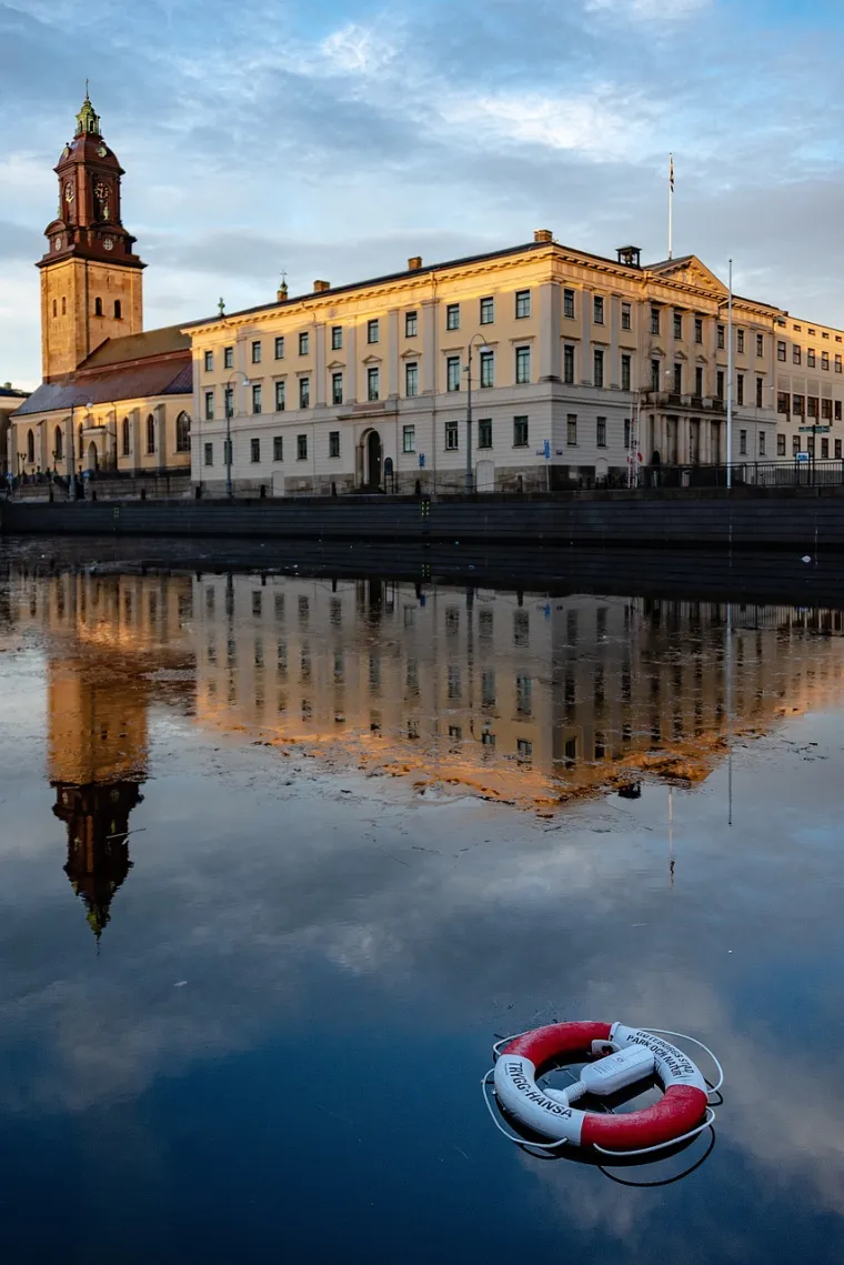 9. Göteborg (Švedska) - Ovaj grad poznat je po kafićima, prekrasnim zelenim površinama, zadivljujućem arhipelagu te uskim kamenim ulicama i trgovima. Djeca će voljeti Liseberg, najveći skandinavski zabavni park, koji je ispunjen uzbudljivim vožnjama, vrtovima i obiteljskom zabavom. Posjet Universeumu je obavezan, jer taj spektakularni znanstveni muzej sadrži prašumu, izložbu svemira i praktične znanstvene eksperimente koji će djecu zaokupiti satima. Za zabavu na otvorenom istražite gradski park Slottsskogen ili otiđite na izlet brodom kako biste otkrili göteborški arhipelag.