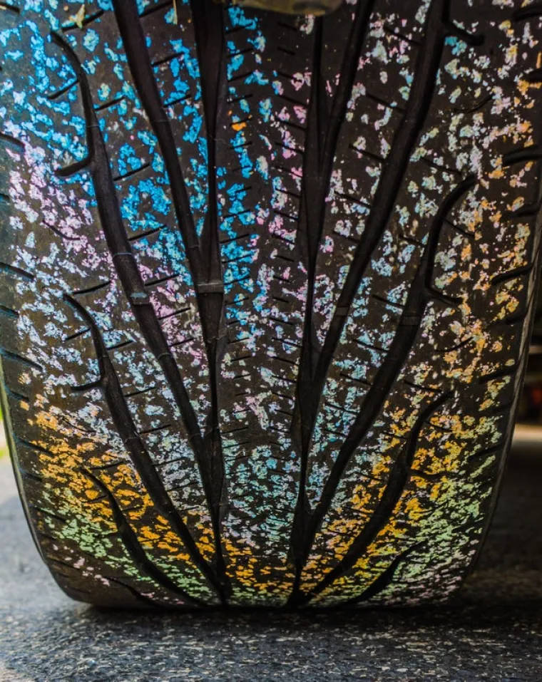 Djela crtača po nogostupu, a nakon &scaron;to se auto parkirao, na gumi su ostali spektakularni tragovi