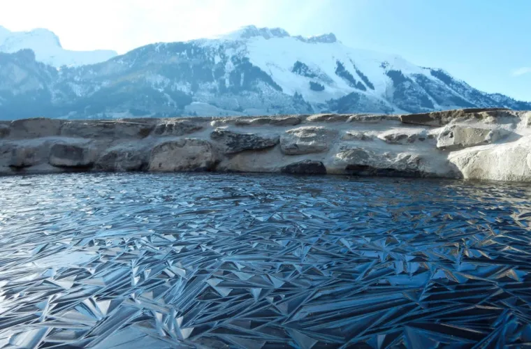 Ako se more zaista  naglo ohladi, kristali postaju veći pa povr&scaron;ina poprima geometrijski oblik