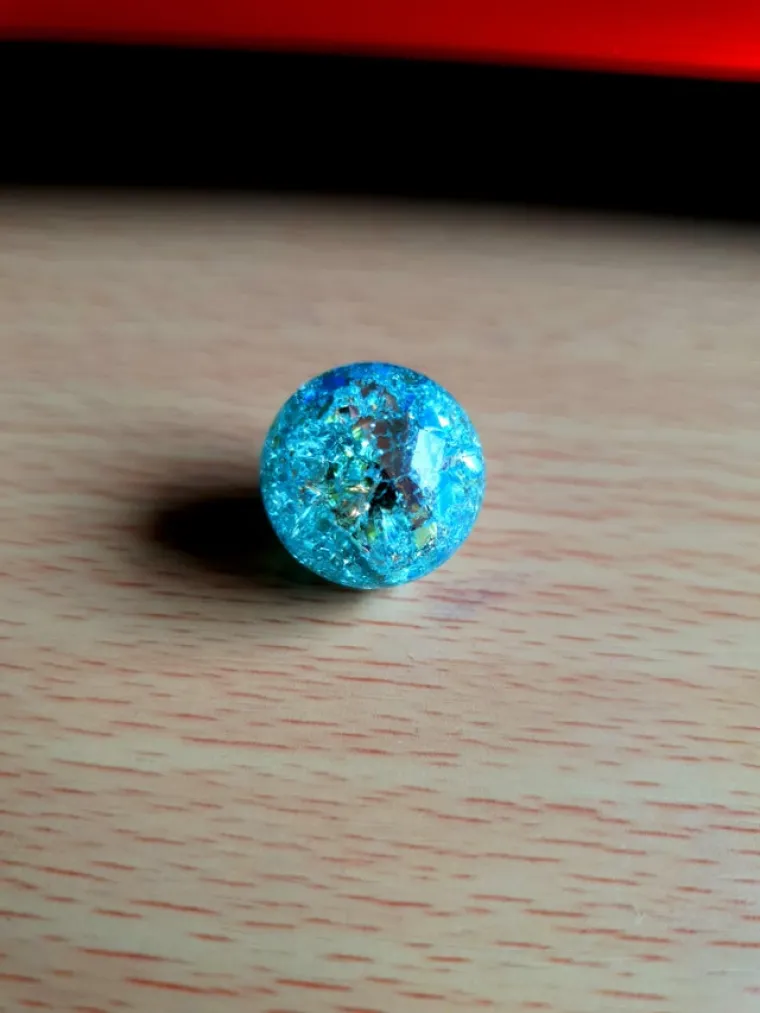 Prilično je opasno isku&scaron;avati bez za&scaron;titne opreme jer lako može prsnuti i komadi stakla bi letjeli posvuda - pikula se zagrije na plamenu i ubaci u ledenu vodu. Zbog termičke dilatacije popuca 