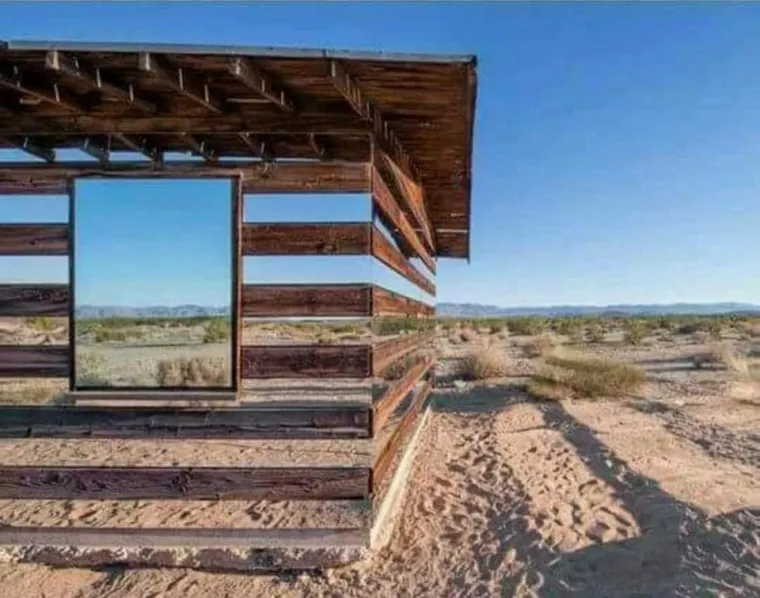 Koliba u američkoj pustinji pokrivena zrcalima