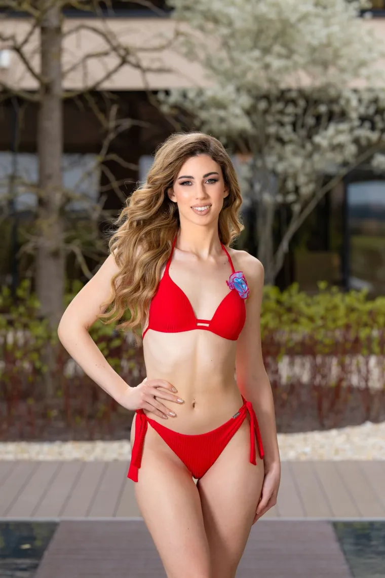 ANA ČULINA, 18, Svinjarevci

Obrazovanje/stečeno zvanje: maturantica Škole primijenjene umjetnosti i dizajna u Osijeku

Strani jezici: engleski

Nakon završene Škole primijenjene umjetnosti i dizajna u Osijeku, Ana planira upisati Arhitektonski fakultet jer je fascinira spoj umjetnosti, funkcionalnosti i kreativnog izražavanja. Komunikativna je, otvorena za nova iskustva i uvijek rado isprobava nove stvari – bilo da je riječ o hrani, aktivnostima ili učenju o nečemu potpuno drugačijem. Veliki je ljubitelj životinja i uvijek se trudi biti glas onih koji ga nemaju. Svjesna je da titula Miss Universe Hrvatske nosi veliku odgovornost te bi svojim humanitarnim radom i platformom poticala druge da čine isto.