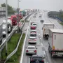 Iz HAK-a javljaju da je kolona dugačka 16 kilometara te da se vozi usporeno između čvora Lučko i čvora Kosnica na kolniku u smjeru Lipovca. Ograničenje brzine je 40 km/h, a vozače mole za oprez. 