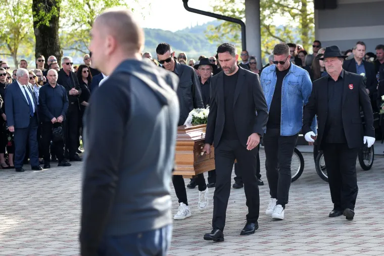 Mnogi suigrači  i prijatelji Nikole Pokrivača bili su na sprovodu. Lijes su nosili Jerko Leko i Ivan Krstanović.