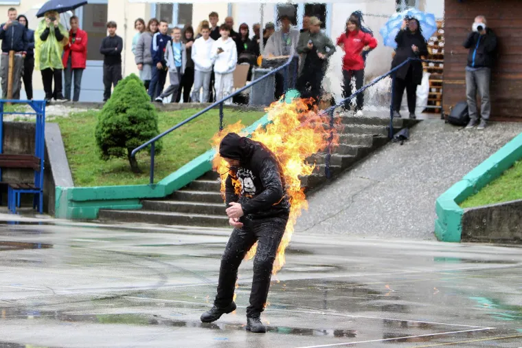 Adrenlin je dodatno porastao kad je na scenu stupio gorući čovjek 