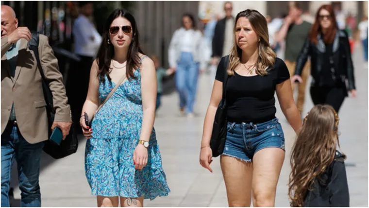 Zadar u pravom ljetnom điru: Zgodne Dalmatinke osvojile &scaron;picu u haljinama i kratkim hlačama