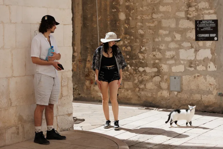 Zadar u pravom ljetnom điru: Zgodne Dalmatinke osvojile &scaron;picu u haljinama i kratkim hlačama