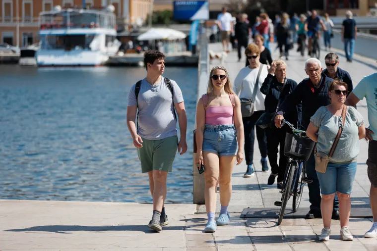 Zadar u pravom ljetnom điru: Zgodne Dalmatinke osvojile &scaron;picu u haljinama i kratkim hlačama