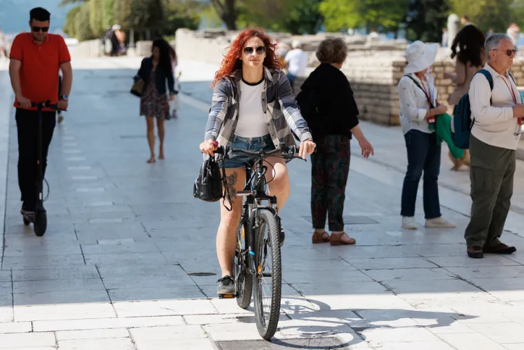 Zadar u pravom ljetnom điru: Zgodne Dalmatinke osvojile &scaron;picu u haljinama i kratkim hlačama