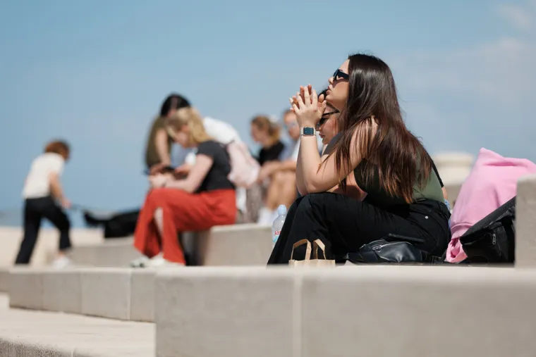 Zadar u pravom ljetnom điru: Zgodne Dalmatinke osvojile &scaron;picu u haljinama i kratkim hlačama