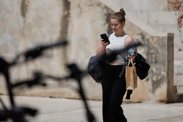 Zadar u pravom ljetnom điru: Zgodne Dalmatinke osvojile &scaron;picu u haljinama i kratkim hlačama