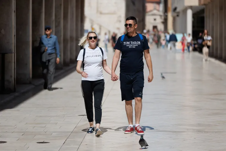 Zadar u pravom ljetnom điru: Zgodne Dalmatinke osvojile &scaron;picu u haljinama i kratkim hlačama