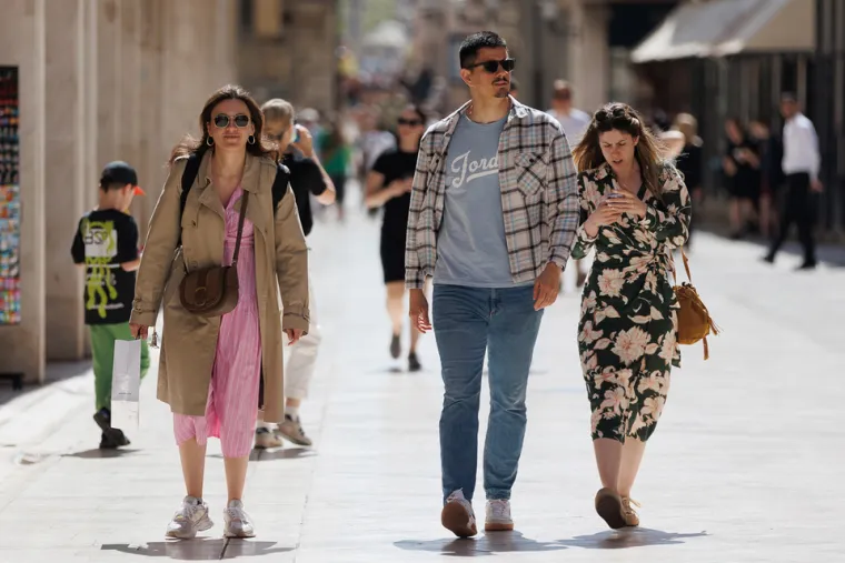 Zadar u pravom ljetnom điru: Zgodne Dalmatinke osvojile &scaron;picu u haljinama i kratkim hlačama