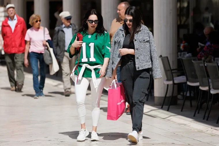 Zadar u pravom ljetnom điru: Zgodne Dalmatinke osvojile &scaron;picu u haljinama i kratkim hlačama