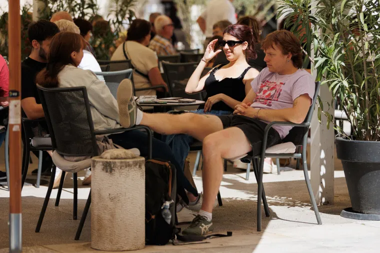 Zadar u pravom ljetnom điru: Zgodne Dalmatinke osvojile &scaron;picu u haljinama i kratkim hlačama