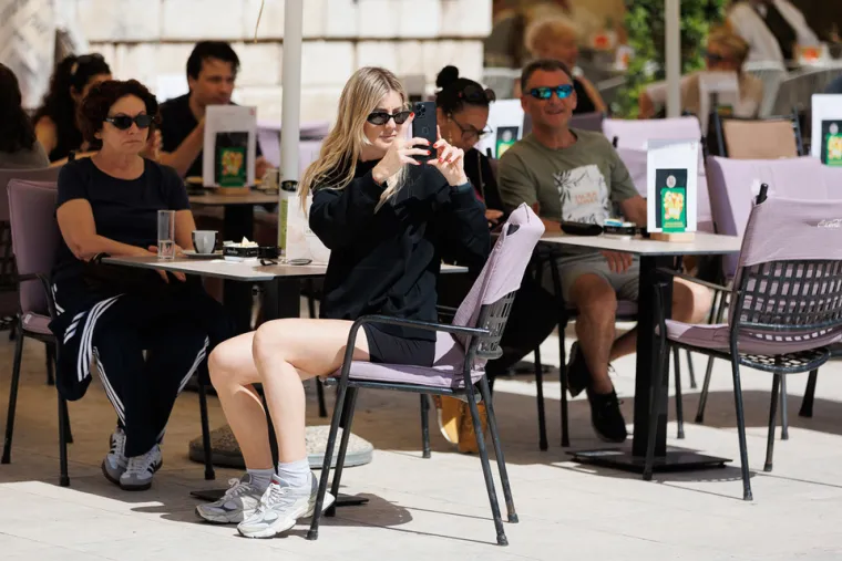 Zadar u pravom ljetnom điru: Zgodne Dalmatinke osvojile &scaron;picu u haljinama i kratkim hlačama