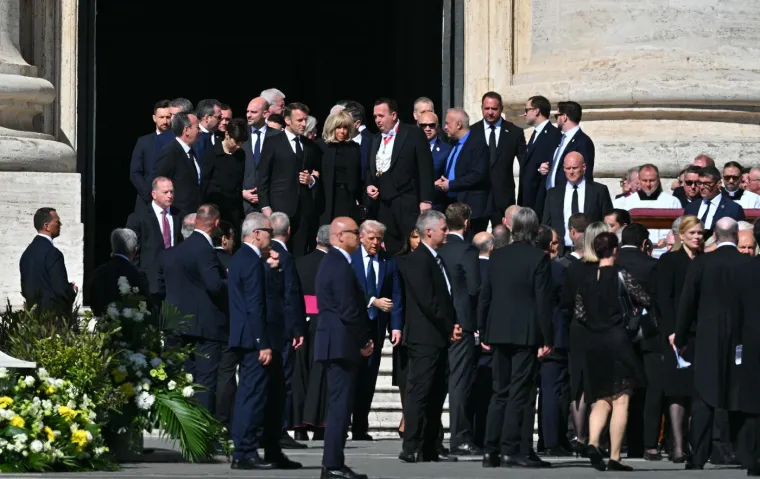 Pogledajte što je Zelenski obukao za sprovod pape Franje: Nije u odijelu, ali ni u ratnoj odjeći