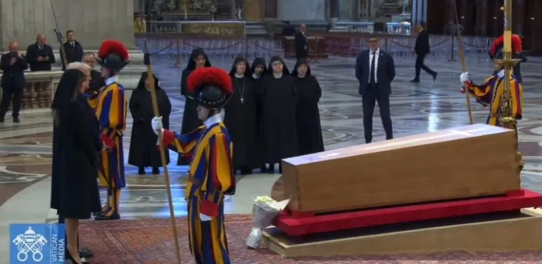 Pogledajte što je Zelenski obukao za sprovod pape Franje: Nije u odijelu, ali ni u ratnoj odjeći