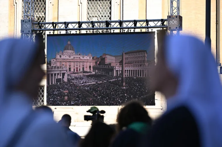 Pogledajte &scaron;to je Zelenski obukao za sprovod pape Franje: Nije u odijelu, ali ni u ratnoj odjeći