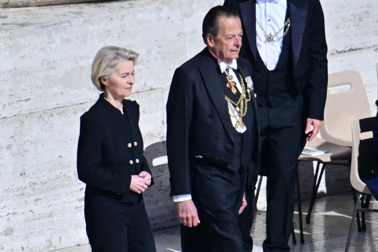 Pogledajte &scaron;to je Zelenski obukao za sprovod pape Franje: Nije u odijelu, ali ni u ratnoj odjeći