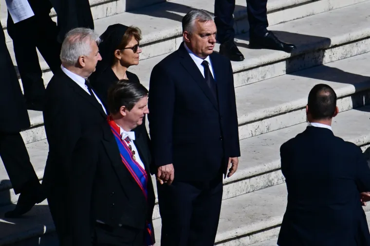 Pogledajte &scaron;to je Zelenski obukao za sprovod pape Franje: Nije u odijelu, ali ni u ratnoj odjeći