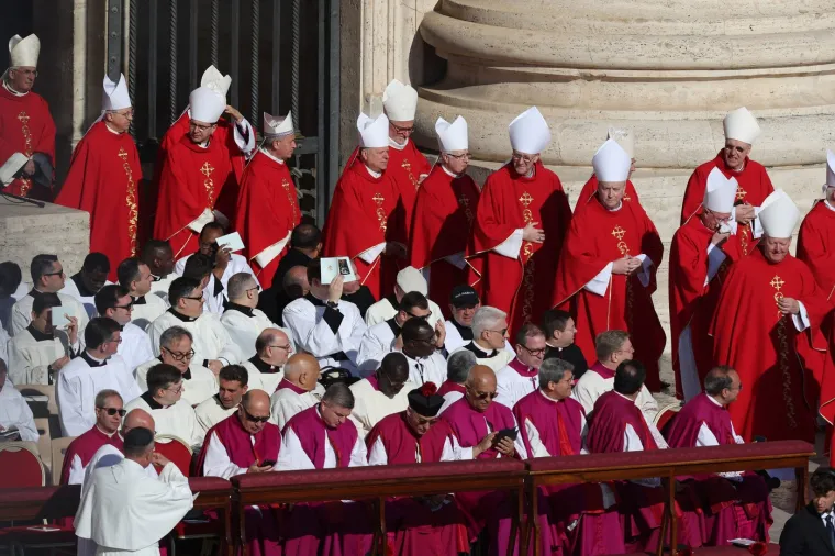 Pogledajte &scaron;to je Zelenski obukao za sprovod pape Franje: Nije u odijelu, ali ni u ratnoj odjeći