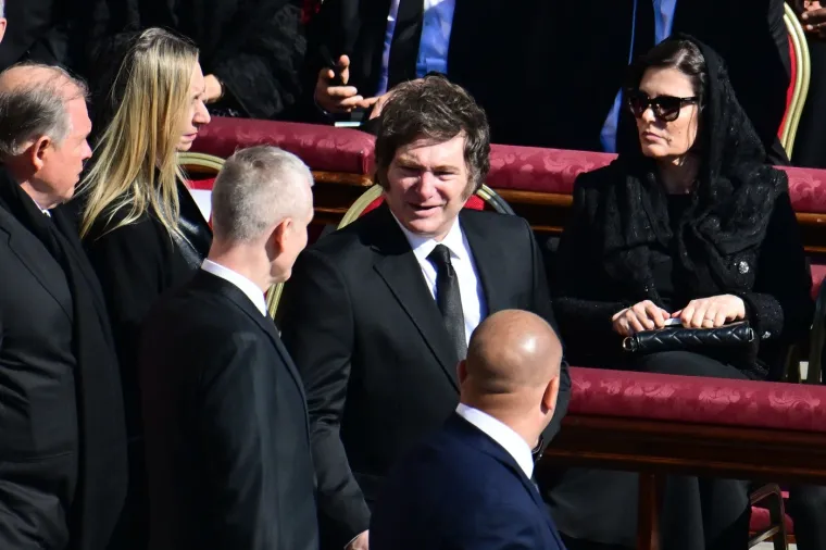 Pogledajte &scaron;to je Zelenski obukao za sprovod pape Franje: Nije u odijelu, ali ni u ratnoj odjeći