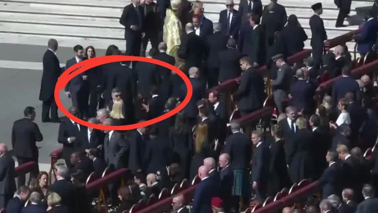 Pogledajte &scaron;to je Zelenski obukao za sprovod pape Franje: Nije u odijelu, ali ni u ratnoj odjeći