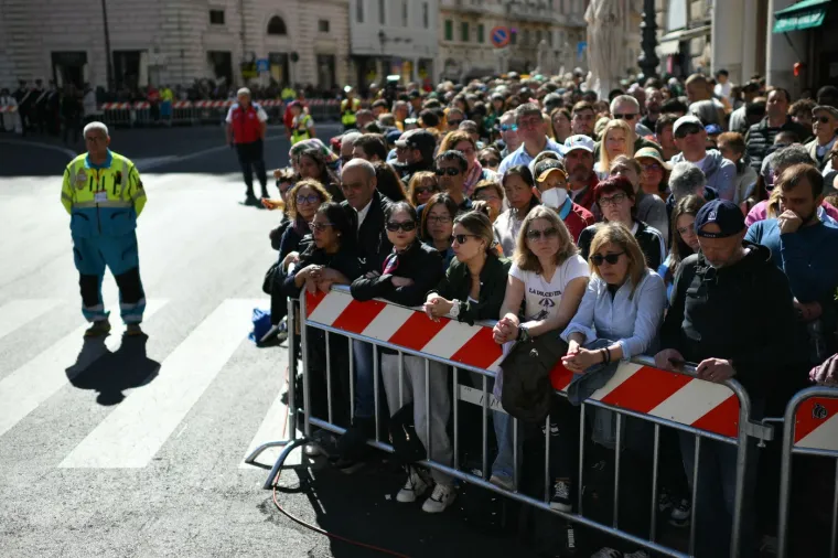 Pogledajte &scaron;to je Zelenski obukao za sprovod pape Franje: Nije u odijelu, ali ni u ratnoj odjeći