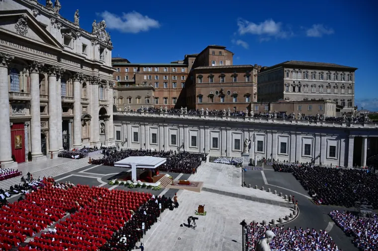 Pogledajte &scaron;to je Zelenski obukao za sprovod pape Franje: Nije u odijelu, ali ni u ratnoj odjeći