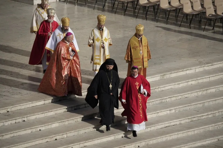 Pogledajte &scaron;to je Zelenski obukao za sprovod pape Franje: Nije u odijelu, ali ni u ratnoj odjeći