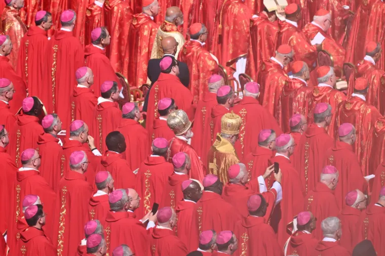 Pogledajte &scaron;to je Zelenski obukao za sprovod pape Franje: Nije u odijelu, ali ni u ratnoj odjeći